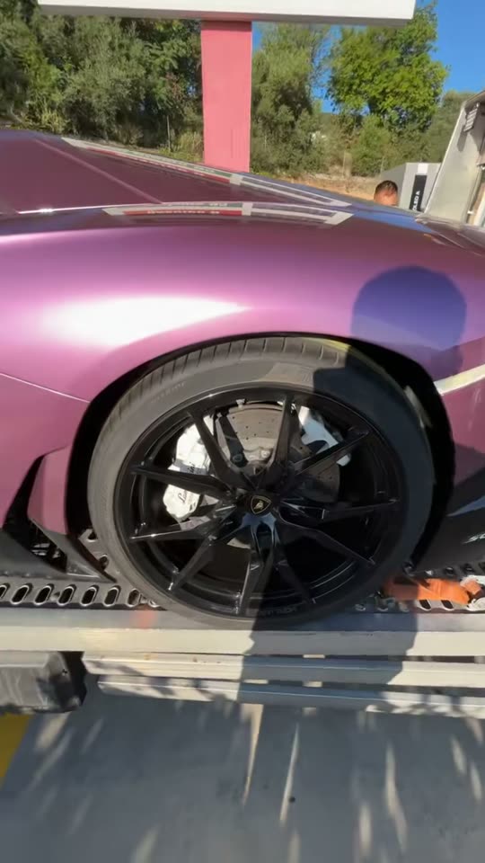 Lamborghini magenta sur plateau FAST DÉPANNAGE 13